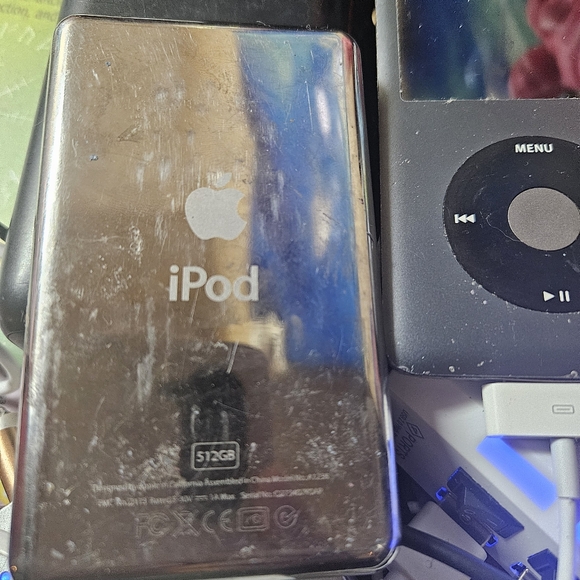 Ipods classics and adapters - Picture 3 of 4